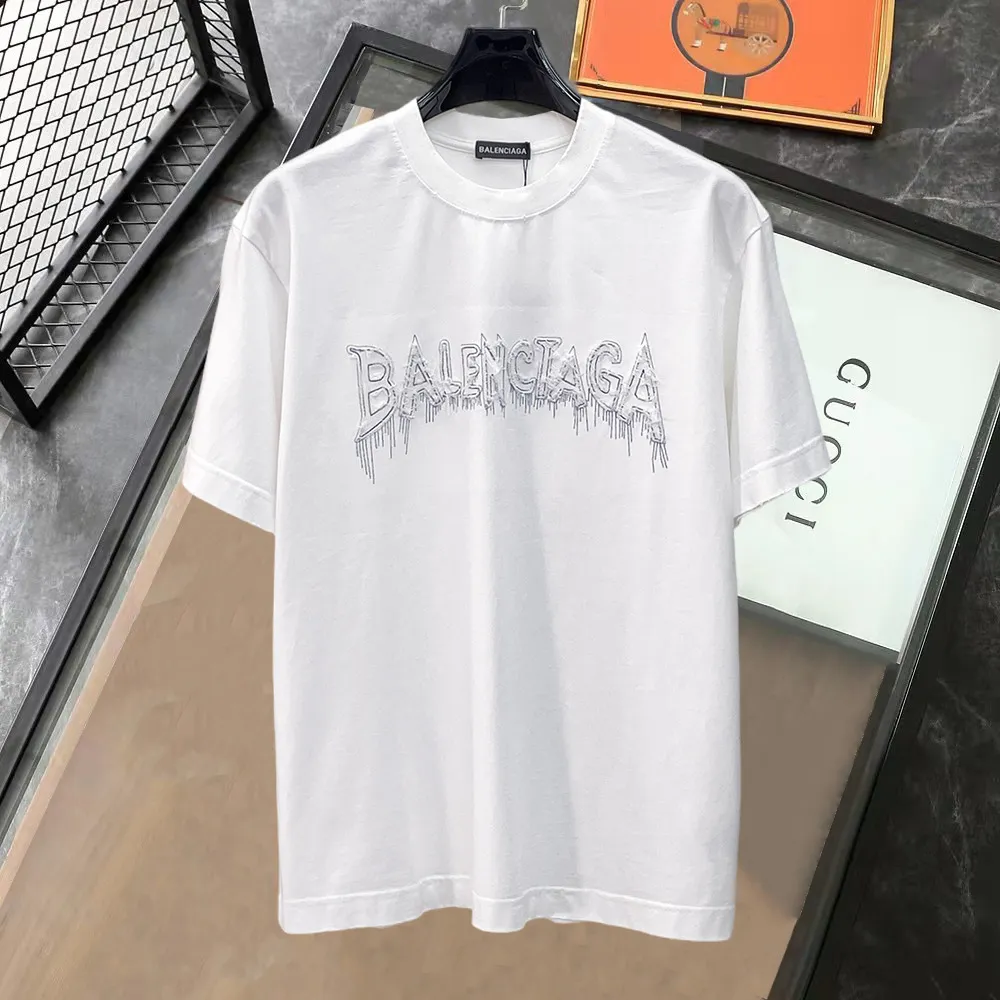 Balenciaga's high-end top-quality products 🐮2026 Spring and Summer New Arrival first counter, the latest New Arrival short-sleeved round neck T-shirt, Premium customized design, avant-garde and fashionable! Brand logo heavy craftsmanship design Premium customized 260g fabric. Soft to the touch. Comfortable to wear. Counter-level exquisite stitching. Fine workmanship. The upper body effect is incomparably handsome! A must-have item for men and women with the same style! Sizes: S~XXL When placing an order, please state your height and weight. The maximum wearing size is 210 pounds (one size larger)